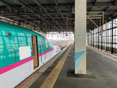 北上駅に停車中の新幹線（はやぶさ） 新幹線,はやぶさ,北上駅の写真素材