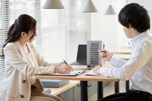 Real estate agent having a meeting for real estate development, JPG Real estate agent having a meeting for real estate development, desarrollo inmobiliario, agente de bienes raíces, las instalaciones de negocios, JPG