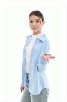 微笑み左手を前に出しポーズする女性 微笑み左手を前に出しポーズする女性の写真
