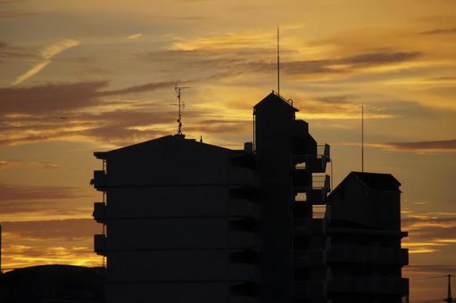 夕焼けとマンションのシルエット 夕焼けとマンションのシルエット 風景,空,夕焼けの写真素材