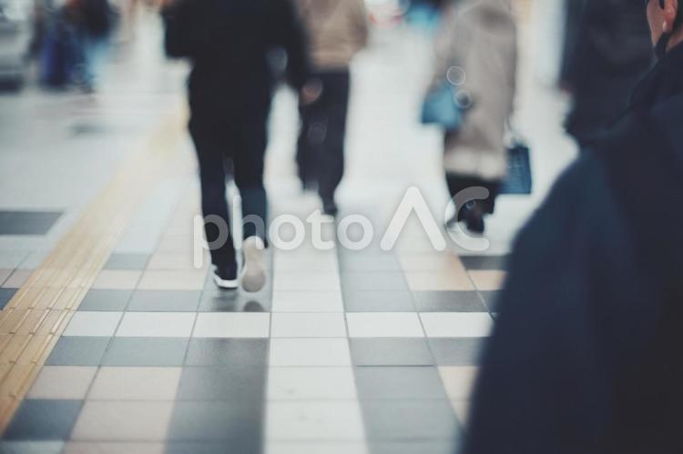 歩行者の風景 ぼかしイメージ ビジネス,人物,歩行者の写真素材
