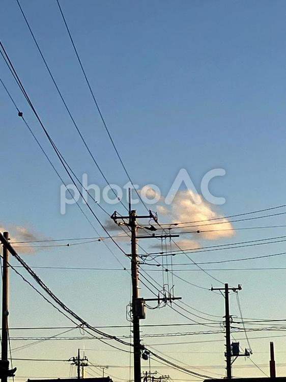 夕方の空と雲と電柱 電柱,空,雲の写真素材