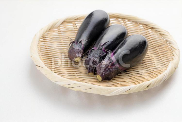 切り取り用の夏の野菜であるナスビ 盆ざる,お盆,なすの写真素材