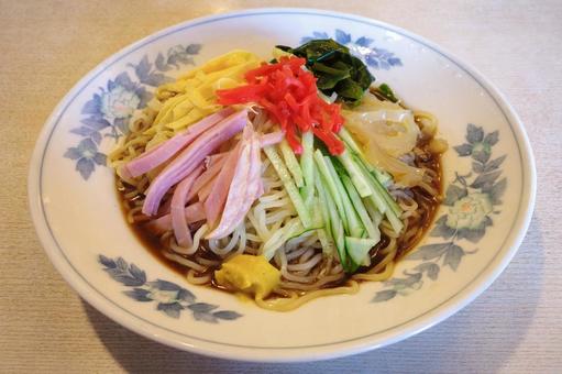 麺もスープも皿もキンキンに冷えた冷し中華 麺もスープも皿もキンキンに冷えた冷し中華 冷やし中華,冷たい,中華麺の写真素材
