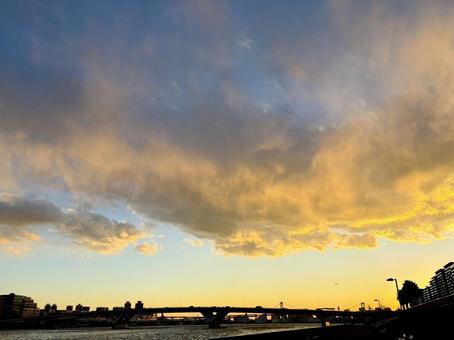 大きな雲の夕焼け空 大きな雲の夕焼け空の写真
