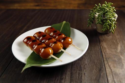 焼きみたらし団子の盛り付け 焼きみたらし団子の盛り付け 団子,みたらし,和菓子の写真素材