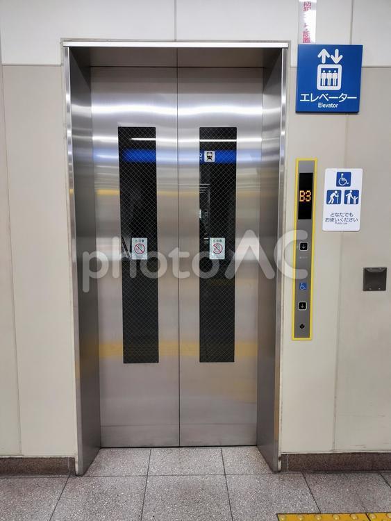 横浜市営地下鉄中田駅　エレベーター エレベーター,機械,扉の写真素材