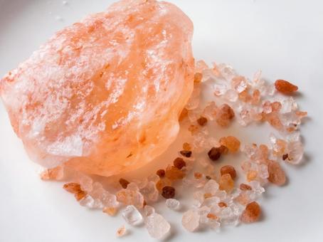 岩塩の粒と塊 岩塩,天然岩塩,ピンクソルトの写真素材