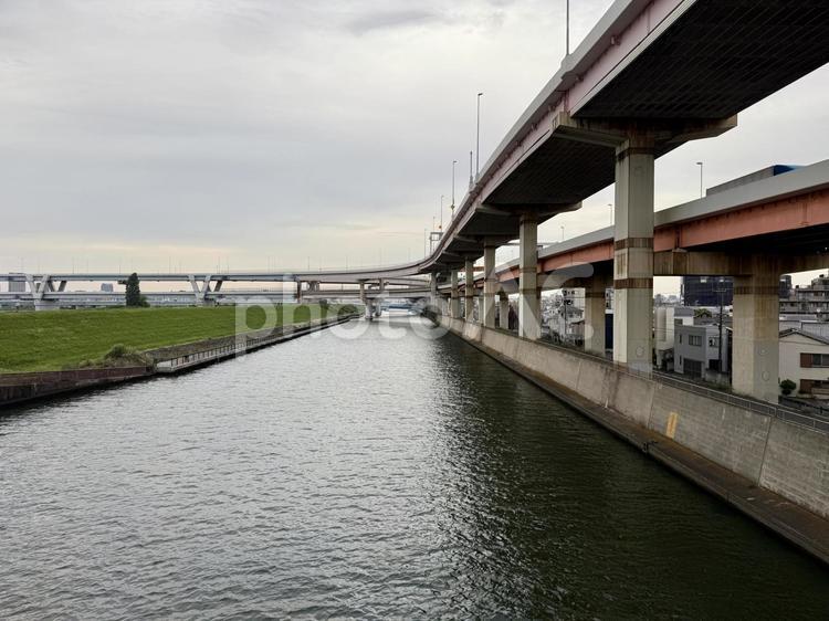 綾瀬川周辺の河川敷 綾瀬川,施設,水門の写真素材