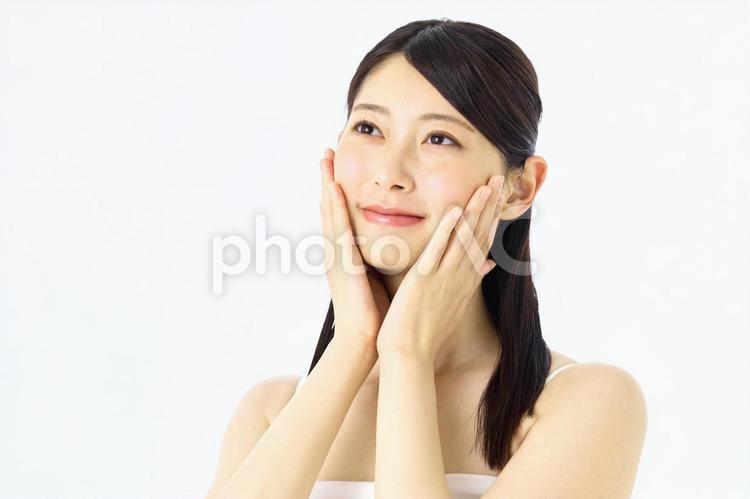 スキンケア　肌のお手入れをする若い女性 ビューティー,スキンケア,美容の写真素材