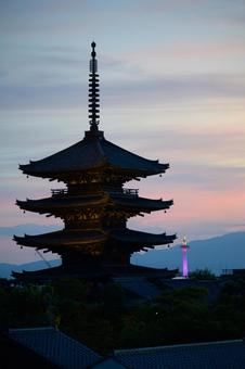 八坂の塔と京都タワー 八坂の塔と京都タワーの写真