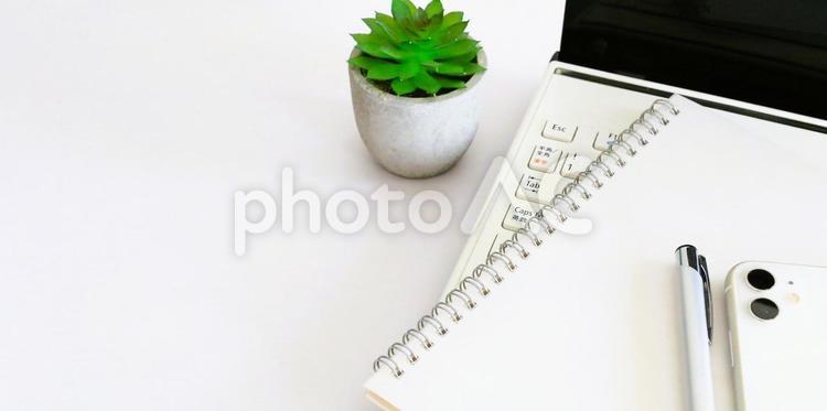 ビジネスアイテム　スマホとパソコン　余白 ビジネスアイテム,スマホ,ノートパソコンの写真素材
