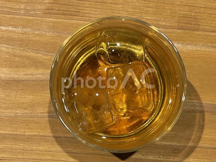梅酒ロック・ウイスキーロック　真上から 梅酒,ウイスキー,酒の写真素材