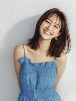 夏に青いワンピース姿で笑顔の若い女性 夏に青いワンピース姿で笑顔の若い女性の写真