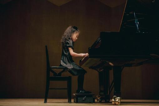 グランドピアノを弾く少女 グランドピアノを弾く少女 ピアノ,グランドピアノ,ステージの写真素材