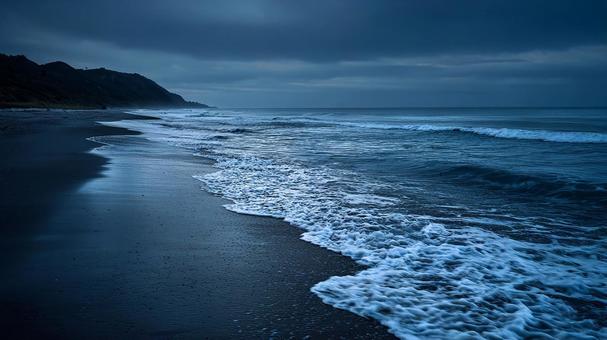 荒々しくも美しい夜の海 荒々しくも美しい夜の海の写真
