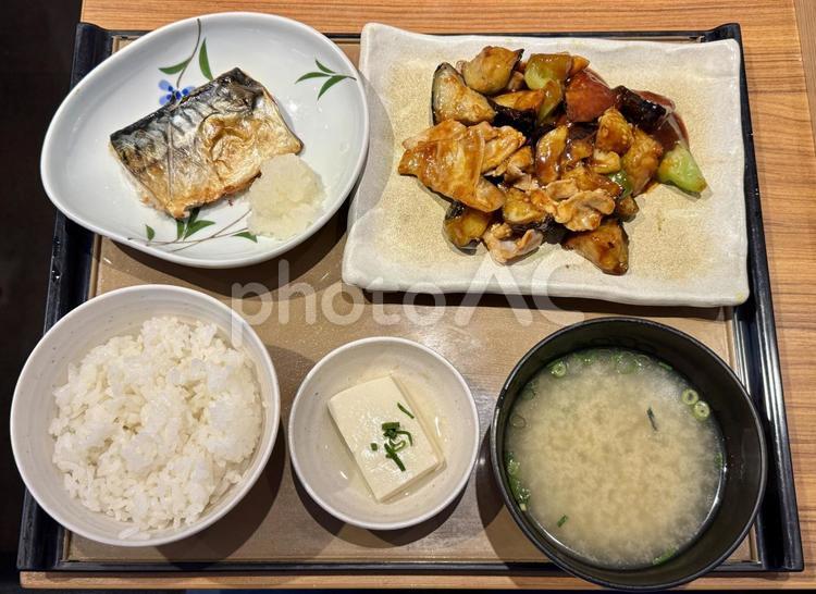 茄子と豚肉の味噌炒めと焼魚の定食 定食,ランチ,焼魚の写真素材