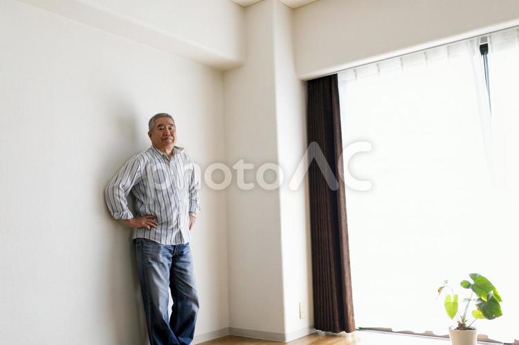 室内で立っているシニア男性 高齢者,男性,日本人の写真素材