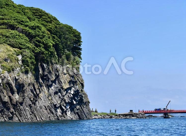 遊覧船から見た福井県東尋坊　雄島の景色 橋,水面,遊覧船の写真素材