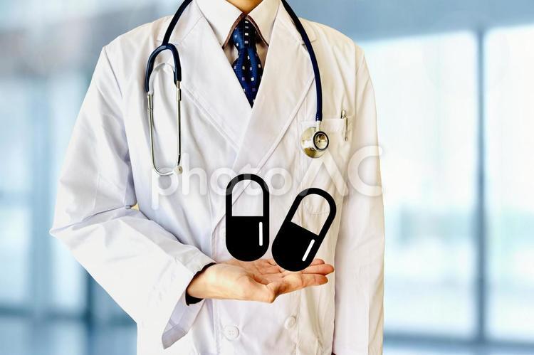 薬を持つ医者のイメージ 薬,医者,処方の写真素材