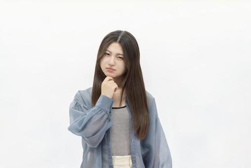 考える女子大生 考える女子大生 女性,人物,考えるの写真素材