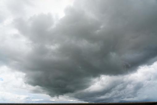厚く垂れ込める灰色の雨雲 空,雲,雨雲の写真素材