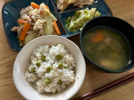 豆ごはんと豚肉の炒め物の定食 豆ごはんと豚肉の炒め物の定食 豆ごはん,豆,ご飯の写真素材