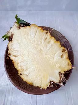 食べ頃の完熟パイナップルをカット(縦) 食べ頃の完熟パイナップルをカット(縦) パイナップル,果物,南国の写真素材
