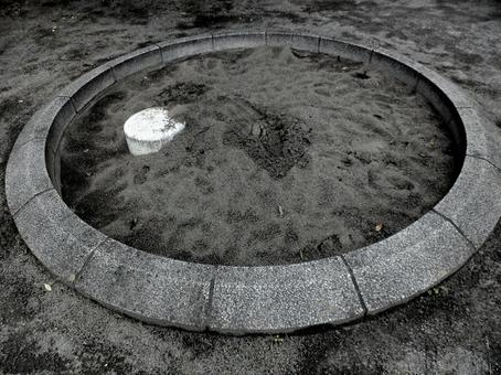寂れた公園の砂場 寂れた公園の砂場の写真