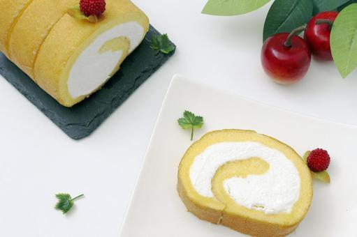 クリームロールケーキの美味しさ クリームロールケーキの美味しさ ロールケーキ,クリーム,スイーツの写真素材