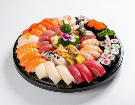 寿司桶に盛り付けられた寿司盛り合わせ 寿司桶に盛り付けられた寿司盛り合わせの写真