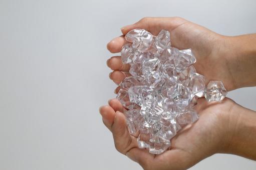 両手にすくった透明なプラスチックの氷 両手にすくった透明なプラスチックの氷 氷,フェイク,プラスチックの写真素材
