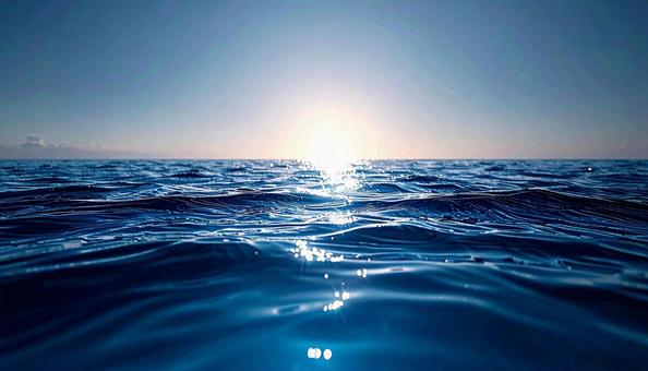 青い海に沈む太陽 青い海に沈む太陽の写真
