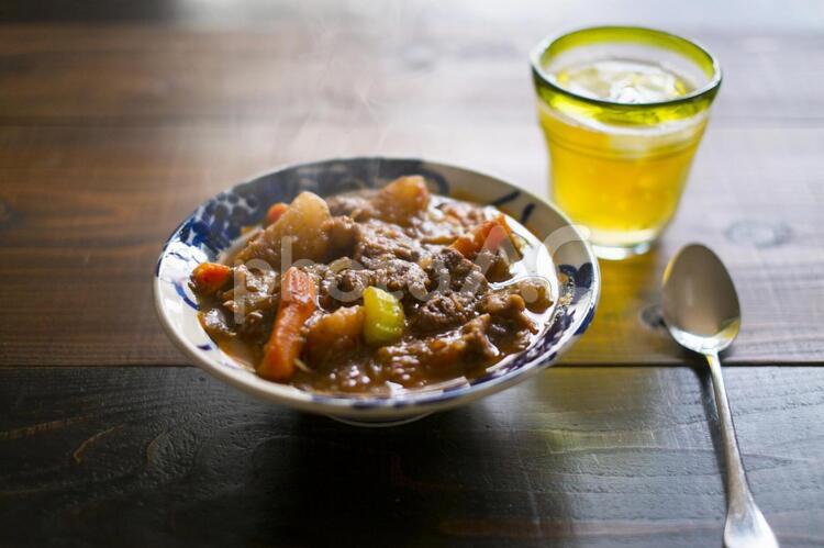 ブフ・ブルギニョン_やちむんのお皿とお茶 ビーフシチュー,ブフ・ブルギニョン,赤ワイン煮込みの写真素材