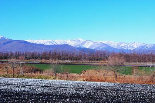 北海道　十勝　日高山脈 　 雪景色 冬,畑,山の写真素材