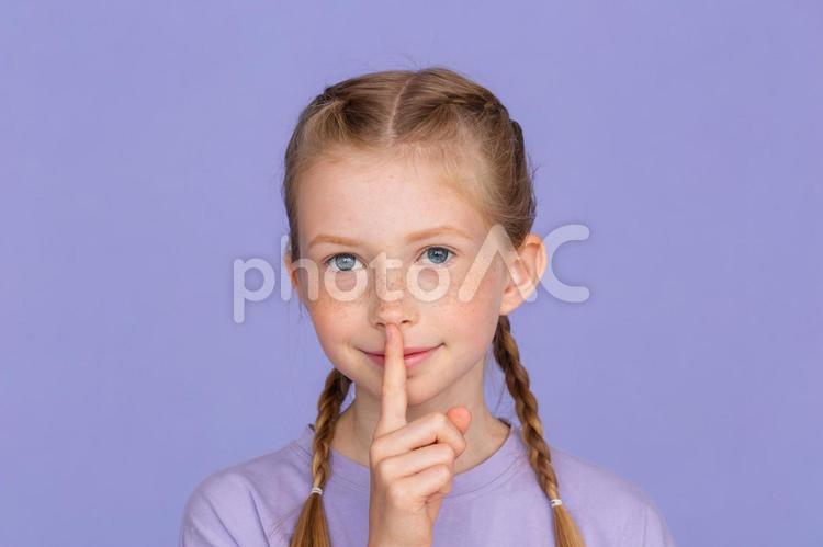 しーをする女性 女の子,しー,静かにの写真素材