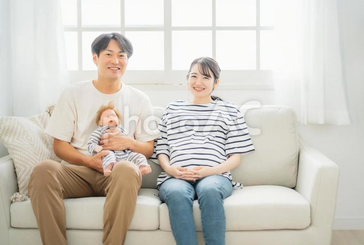 マタニティ教室で育児トレーニングする男女 マタニティ教室,夫婦,妊娠の写真素材