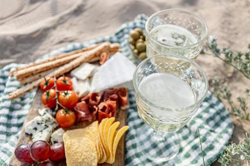 ポテトチップスなどのおつまみと飲み物 ワイングラス,シャンパン,飲み物の写真素材