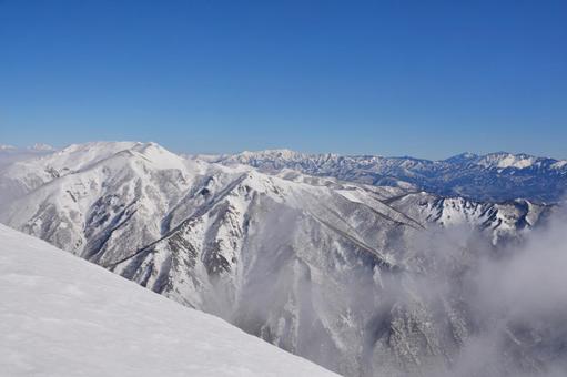 雪の谷川岳山頂から眺めた山々 雪山,谷川岳,百名山の写真素材