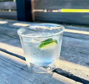 グラスに入った冷たい飲み物 グラスに入った冷たい飲み物の写真