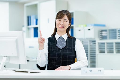 おすすめするビジネスウーマン おすすめするビジネスウーマン おすすめ,受付,窓口の写真素材