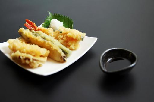 天ぷら盛り合わせと醤油 天ぷら盛り合わせと醤油 天ぷら,盛り合わせ,醤油の写真素材