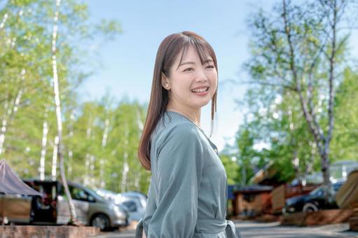 キャンプ場と振り向く女性 キャンプ場と振り向く女性 アウトドア,キャンプ,キャンプ場の写真素材