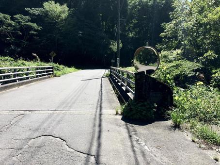 橋とミラーの風景 田舎道,橋,カーブミラーの写真素材