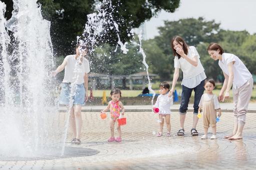 ママ友 母親 育児 水遊び ママ友 母親 育児 水遊び の写真