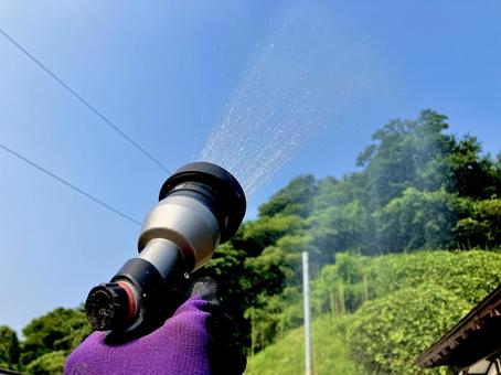 空中に散水するイメージ 空中に散水するイメージ 散水,ホース,散水ノズルの写真素材