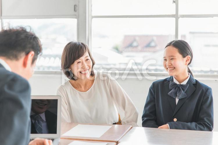爆笑で三者面談を受ける親子と先生 学校,三者面談,進路相談の写真素材