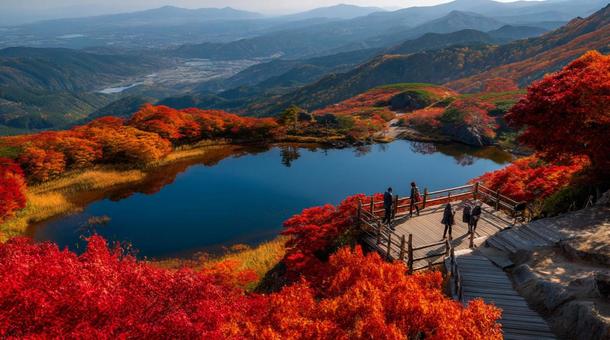 紅葉した秋の山と湖 紅葉した秋の山と湖の写真