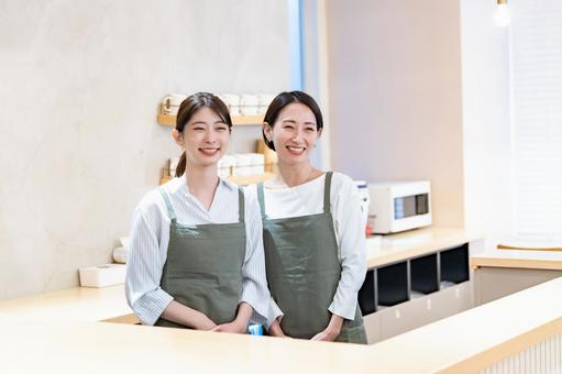 カウンターに立つカフェ店員 飲食店,店員,職場の写真素材