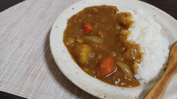 木のスプーンとカレーライス 木のスプーンとカレーライスの写真